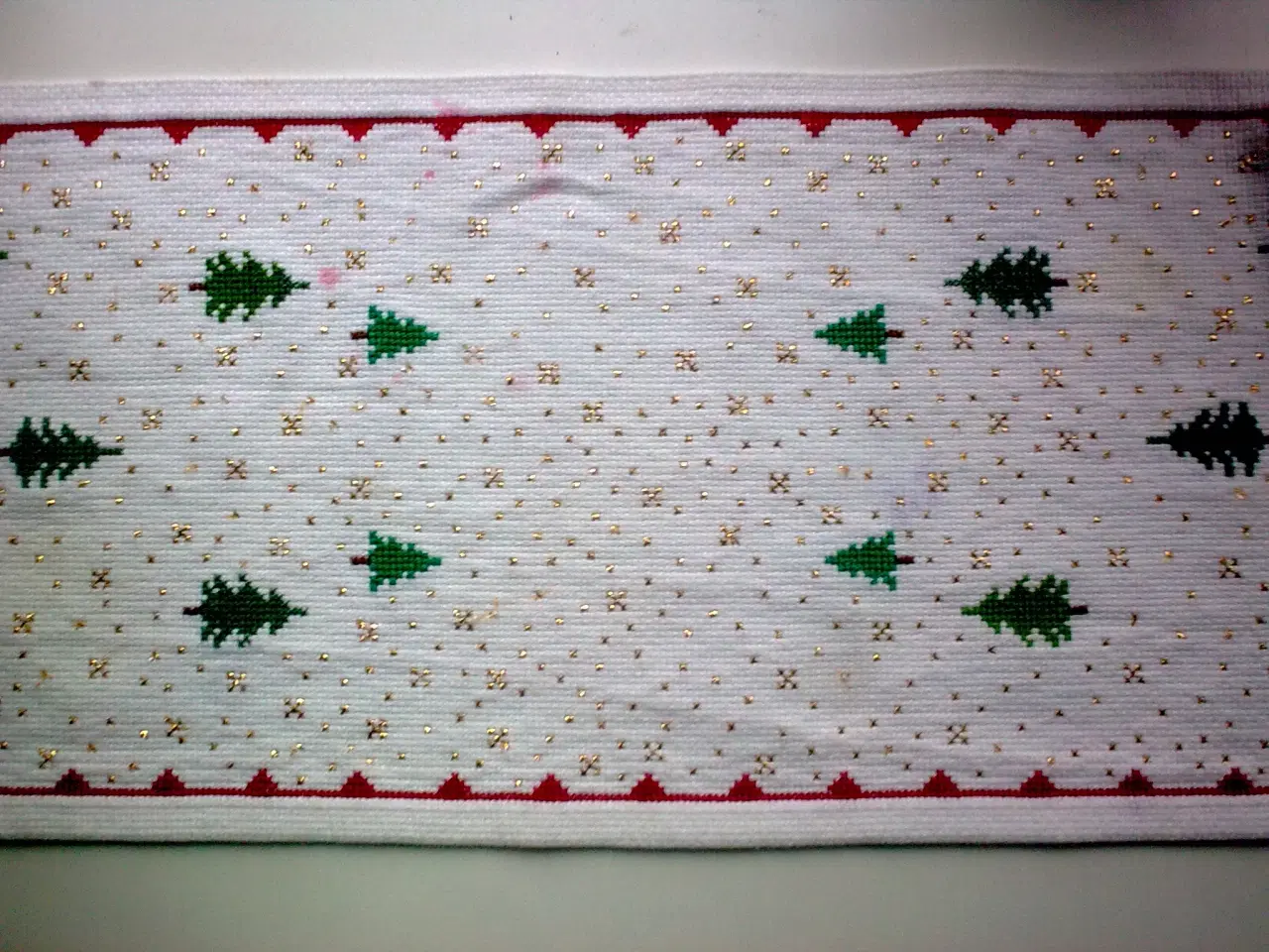 Billede 5 - Hvid bordløber m guldstjerner korssting