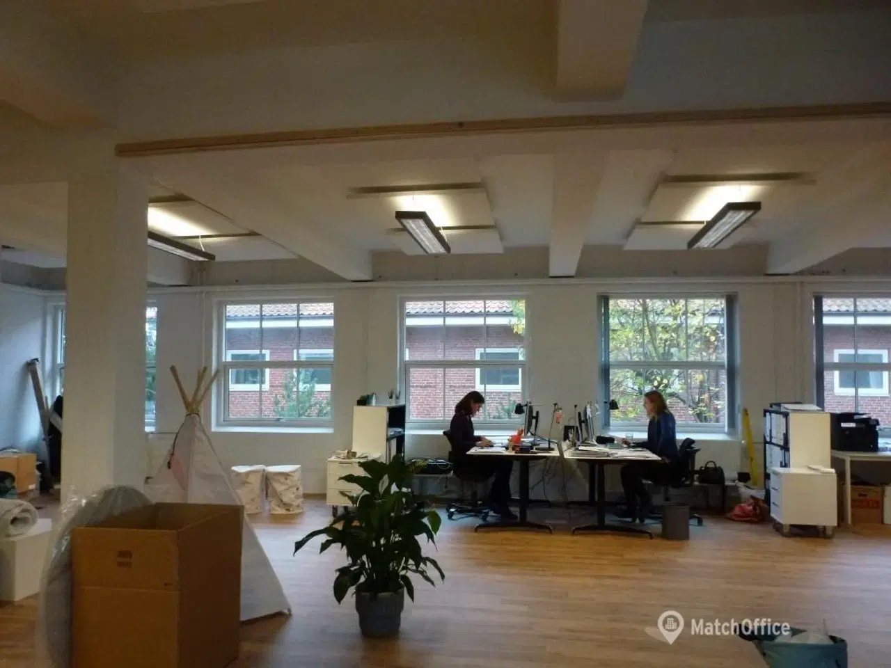 Billede 6 - Kontor i gammel fabrik - Totalrenoveret – 201 kvm - Parkeringsplads lige bag ejendommen.