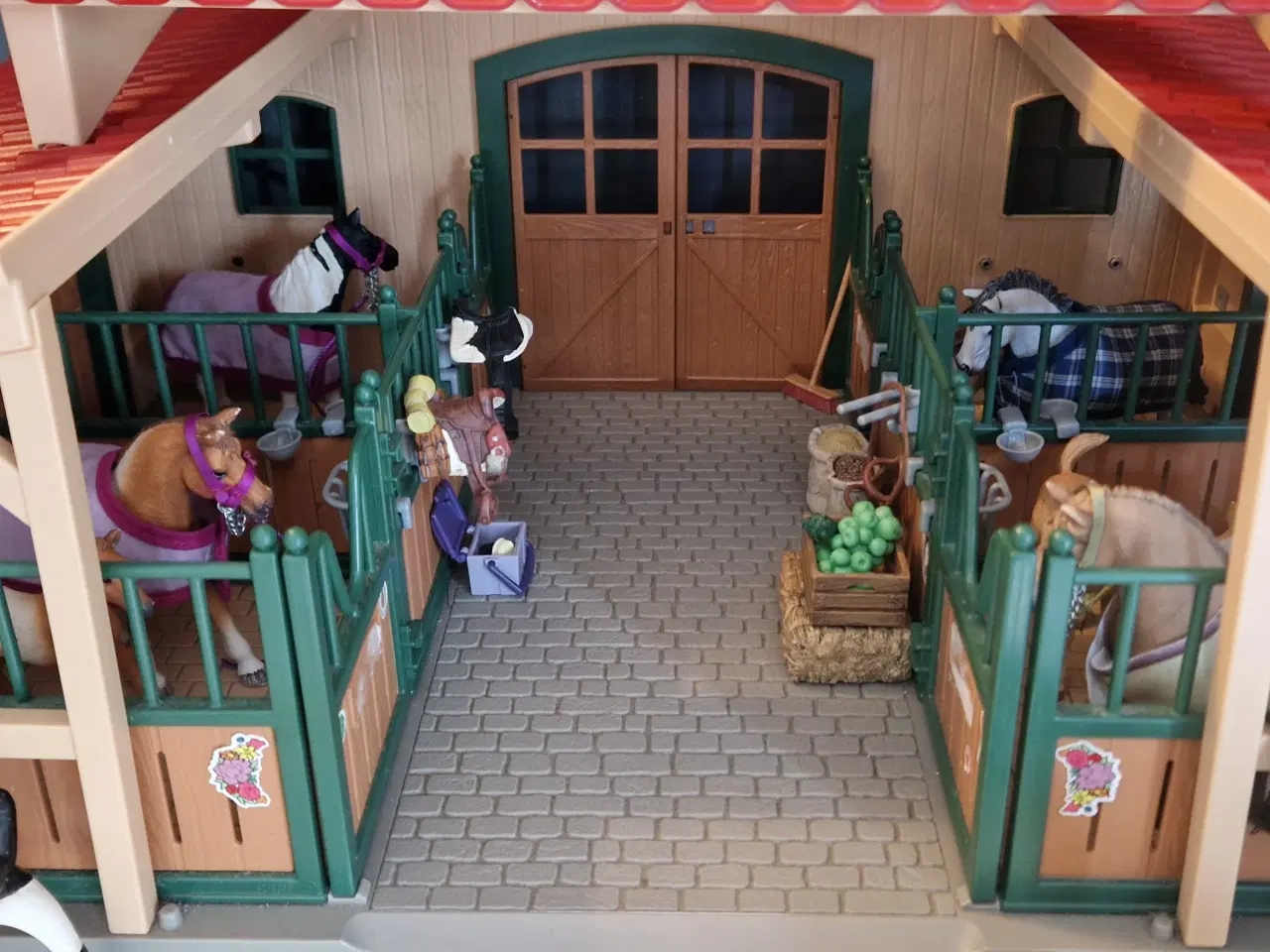 Billede 3 - Schleich stald, heste og udstyr