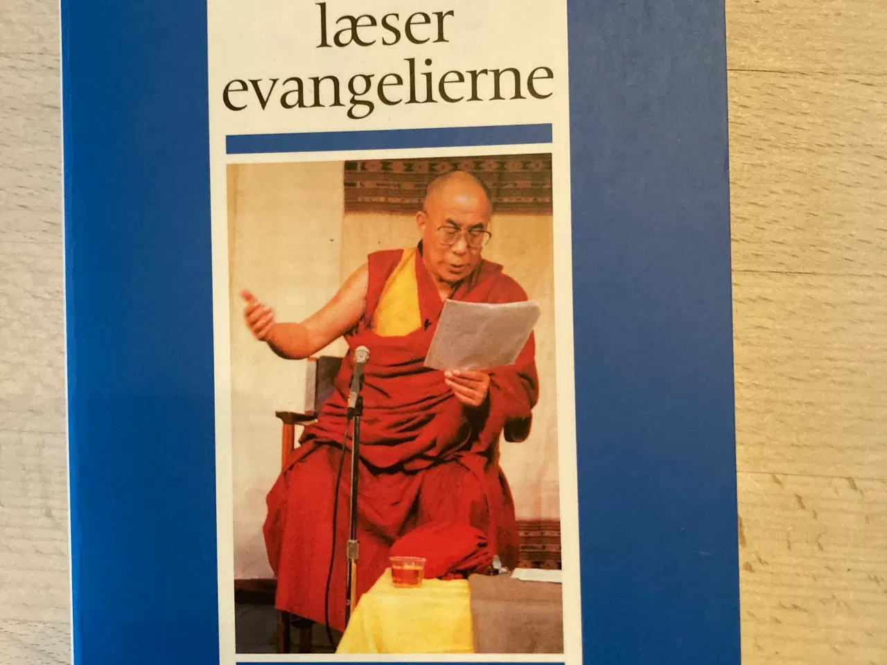 Billede 1 - Dalai Lama læser evangelierne, H H Dalai Lama