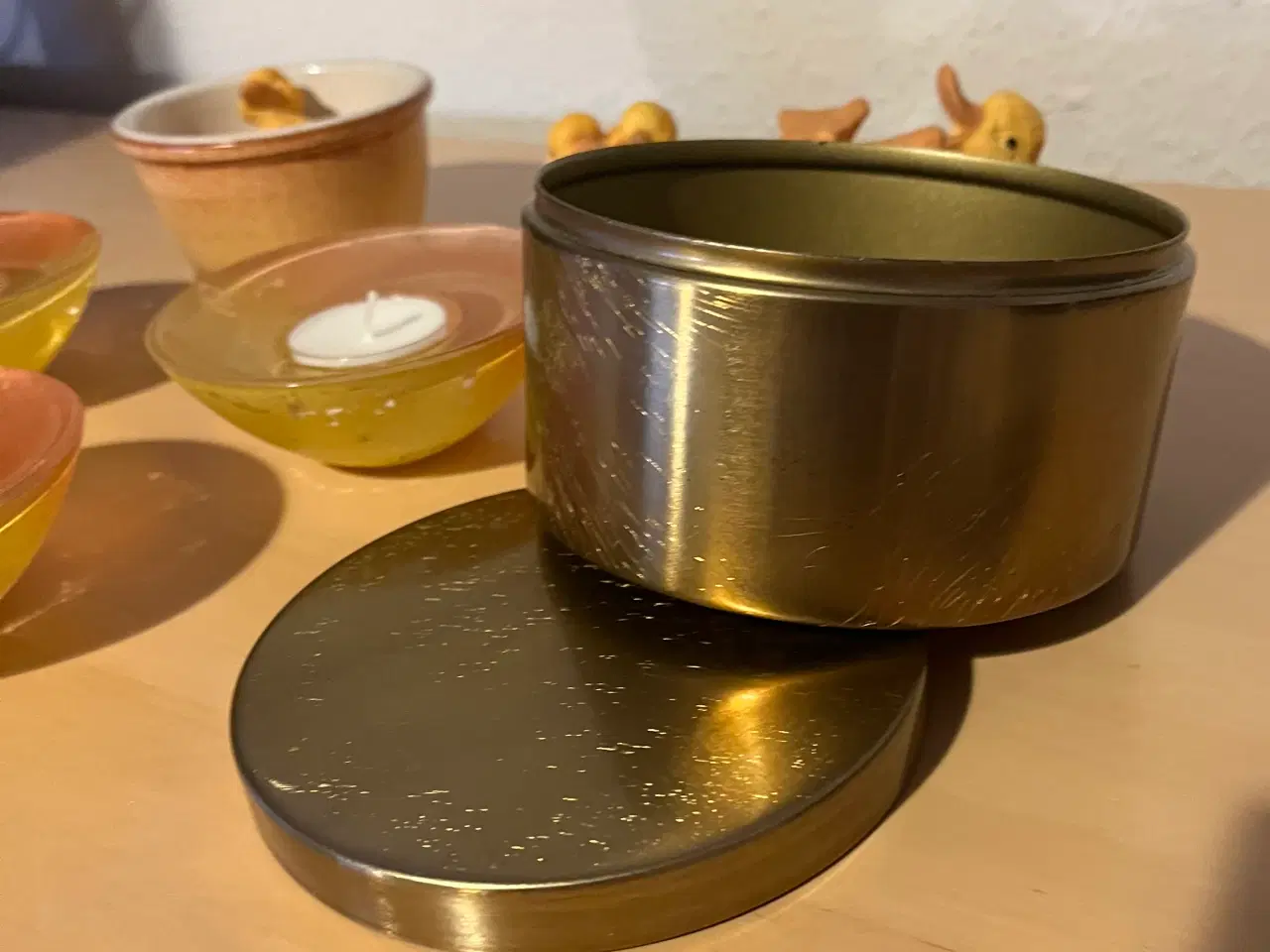 Billede 2 - Gylden metaldåse/-æske med et løst låg