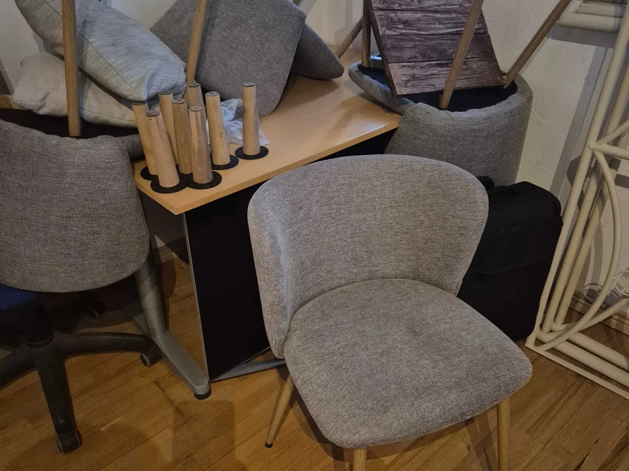 Billede 2 - Spisebordsstole med gråligt stof