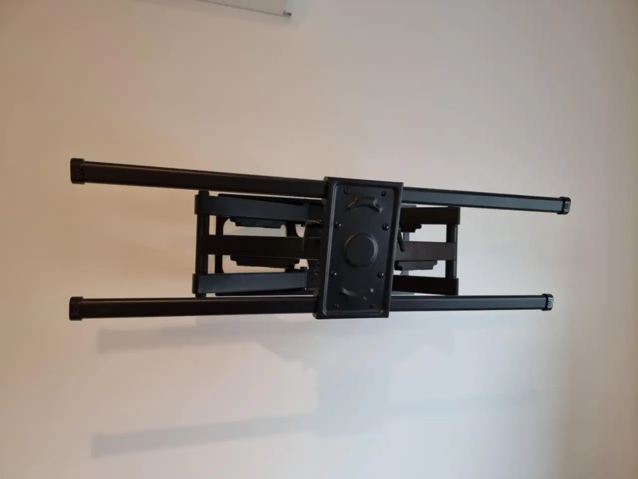 Billede 3 - Kraftigt TV-vægbeslag med lange arme – udtræk, dre