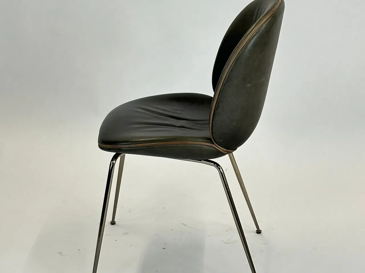 Billede 4 - GUBI | Beetle Chair (Grå m. brun kant)