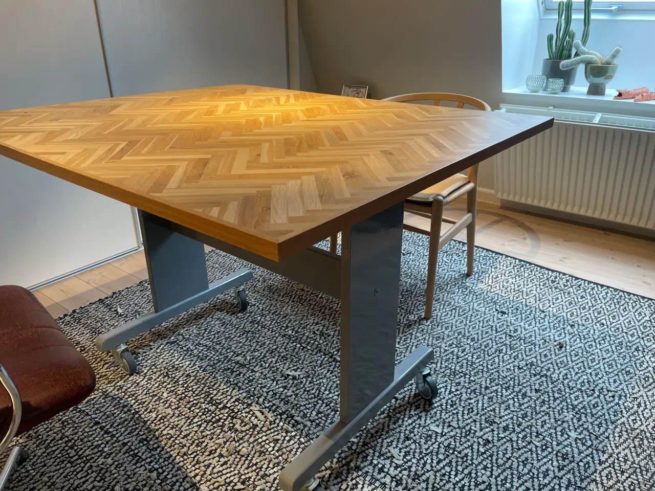 Billede 1 - skrivebord med sildebensplade