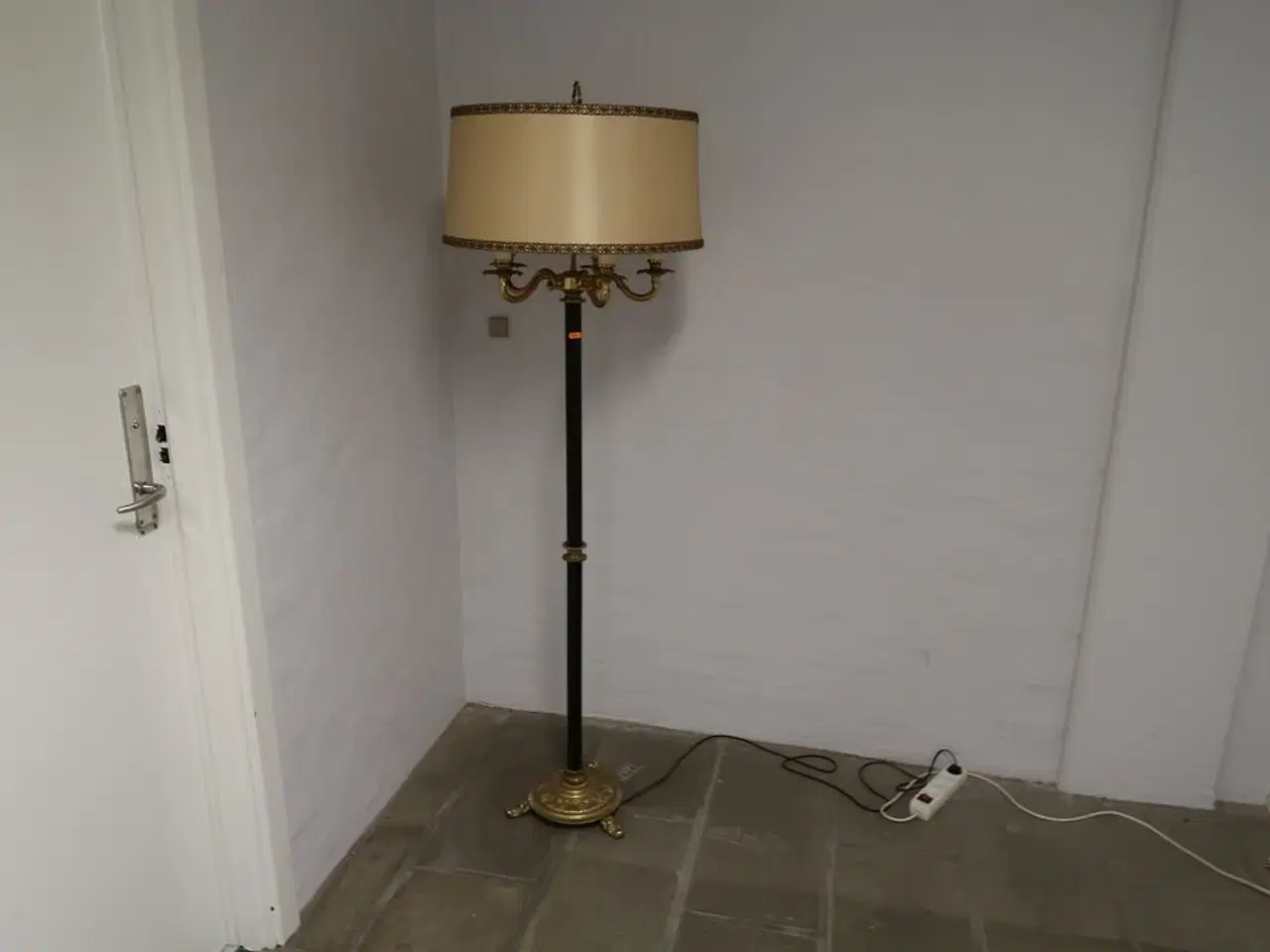 Billede 3 - Stumtjener samt bordlampe
