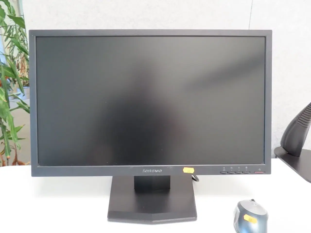 Billede 2 - 24" monitor, LENOVO LT2423WC, mus og bordlampe