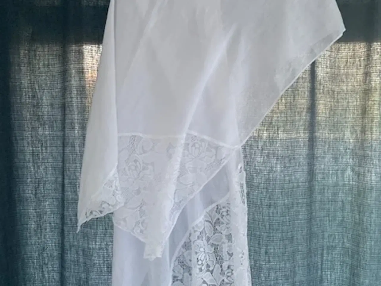 Billede 1 - Hvid tørklæde