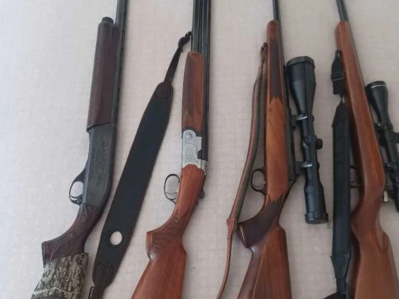 Billede 1 - Våben plus våbenskab og ammunition,foderal.