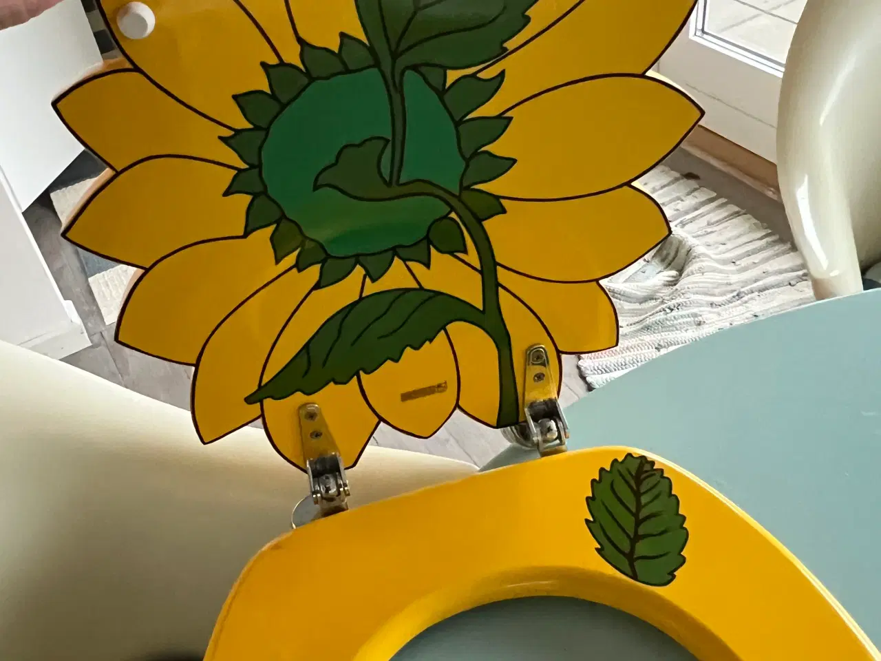Billede 4 - Toiletsæde i træ med solsikke