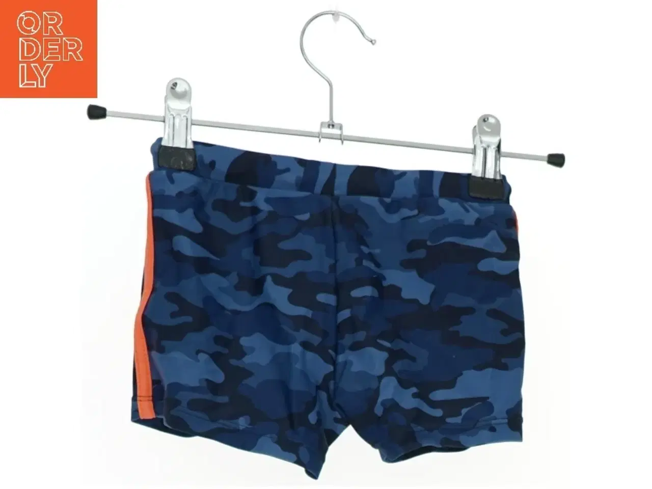 Billede 2 - Camo badebukser med orange detaljer fra We Surf Club (str. 104)