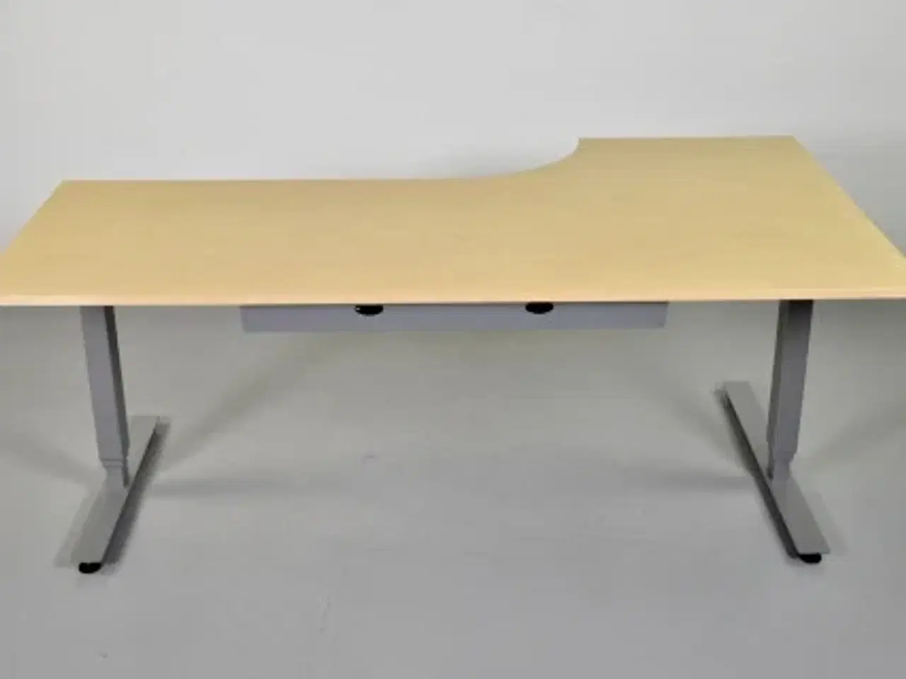 Billede 3 - Hæve-/sænkebord i ahorn med venstresving, 200 cm.