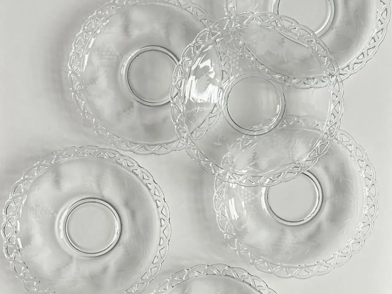 Billede 3 - Glastallerkner m motiver og gennembrudt bort, 6 stk samlet