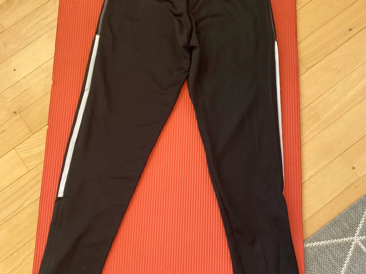 Billede 2 - Joggingbukser str 11-12 år