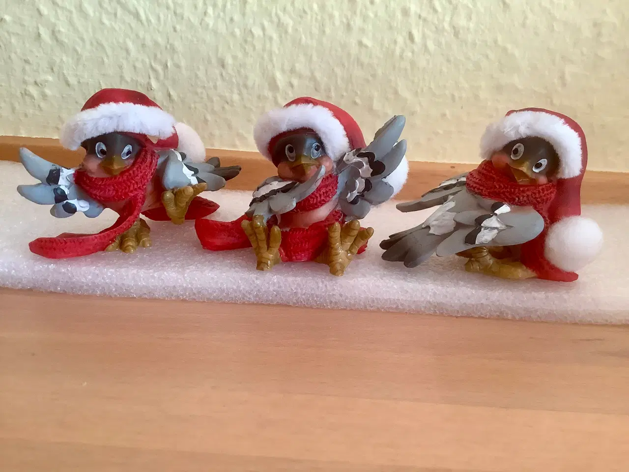 Billede 2 - Fugle med nissehuer til dekoration.