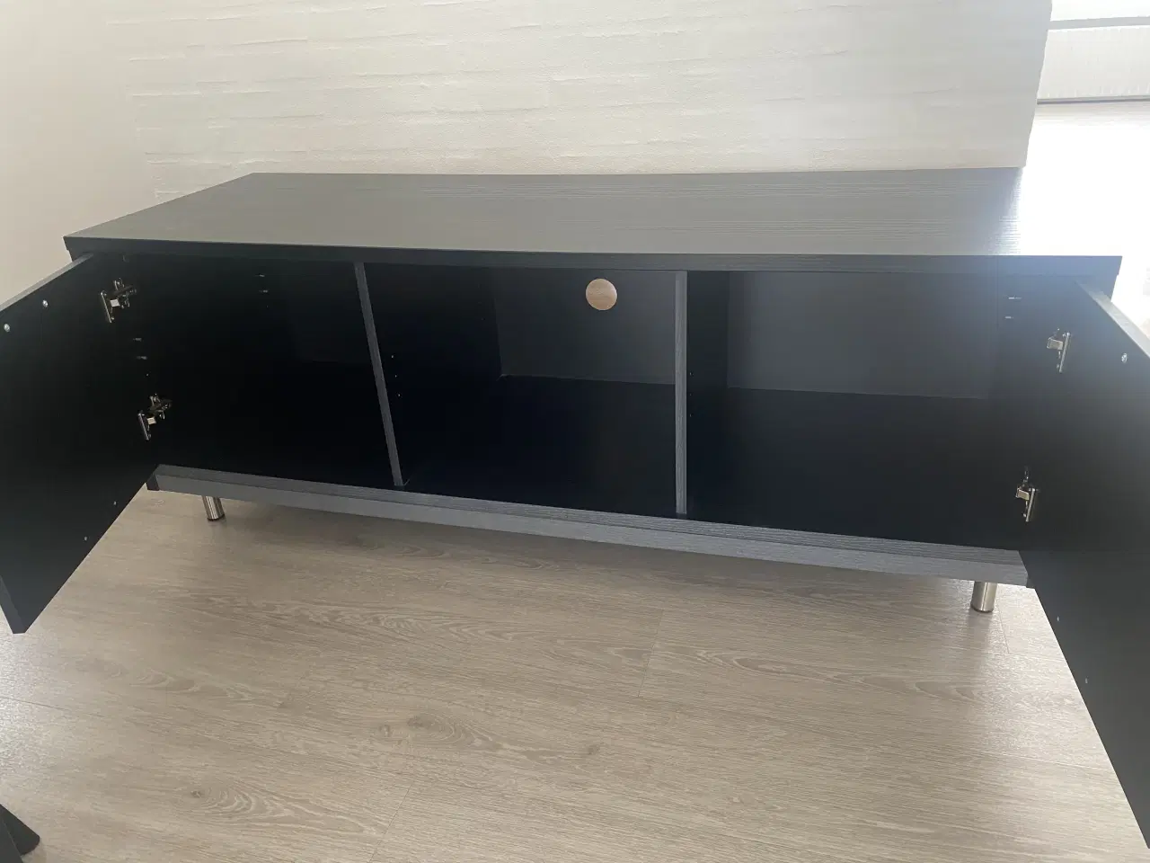 Billede 3 - Fin og enkel sort tv-skænk