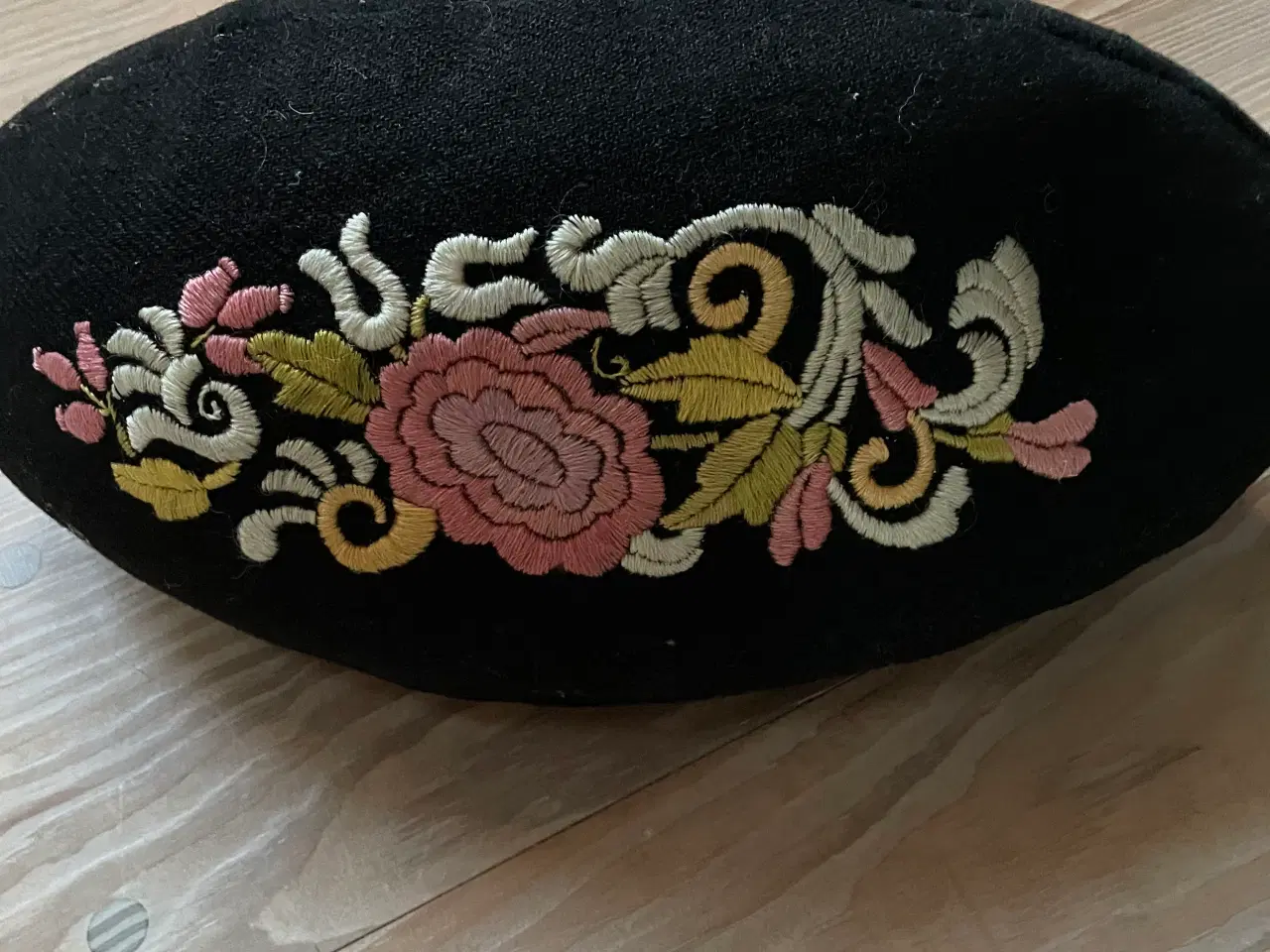 Billede 1 - Pyntepude med fladsyning “Trekantet”