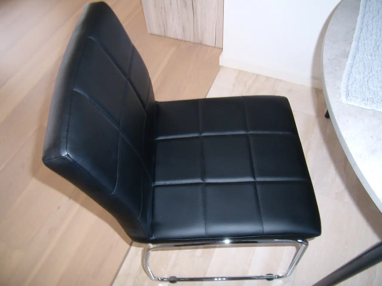 Billede 3 - Spisebord med 4 stole