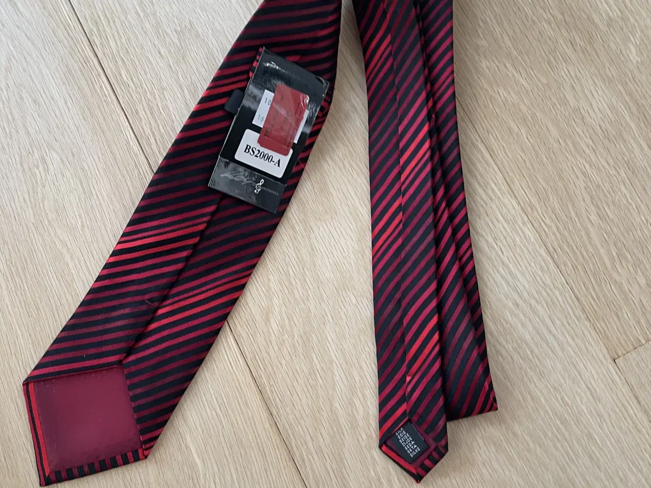 Billede 2 - Nyt flot rød og sort stribet silke slips