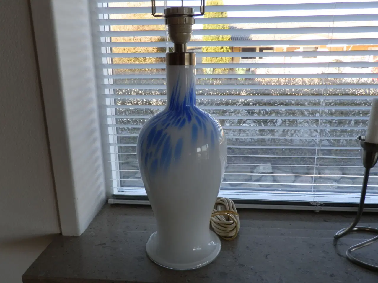 Billede 3 - Stor hvid/blå Royal Copenhagen bordlampe