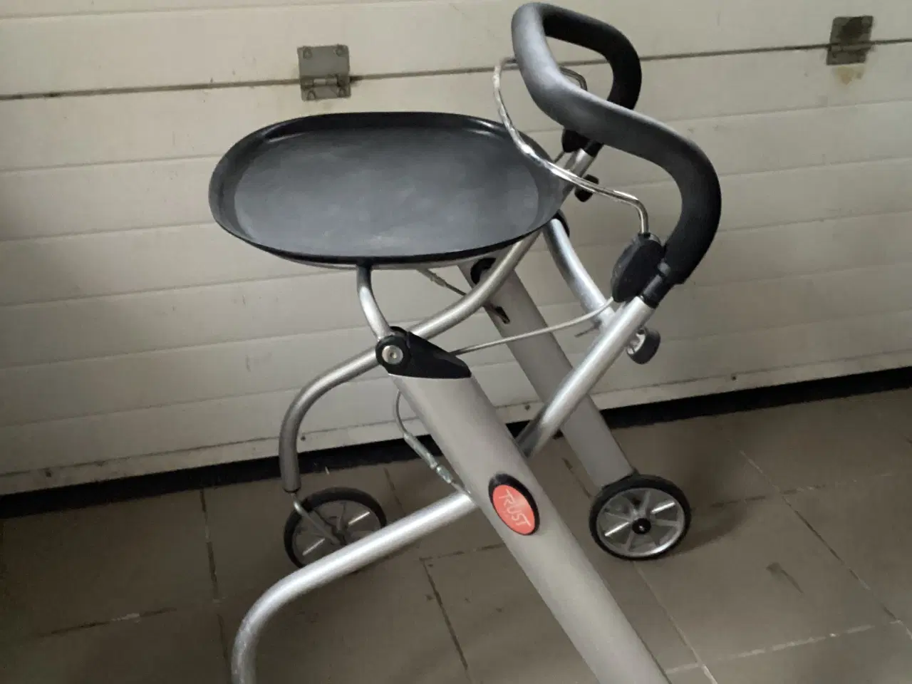 Billede 3 - Inddøres rollator med bakke 