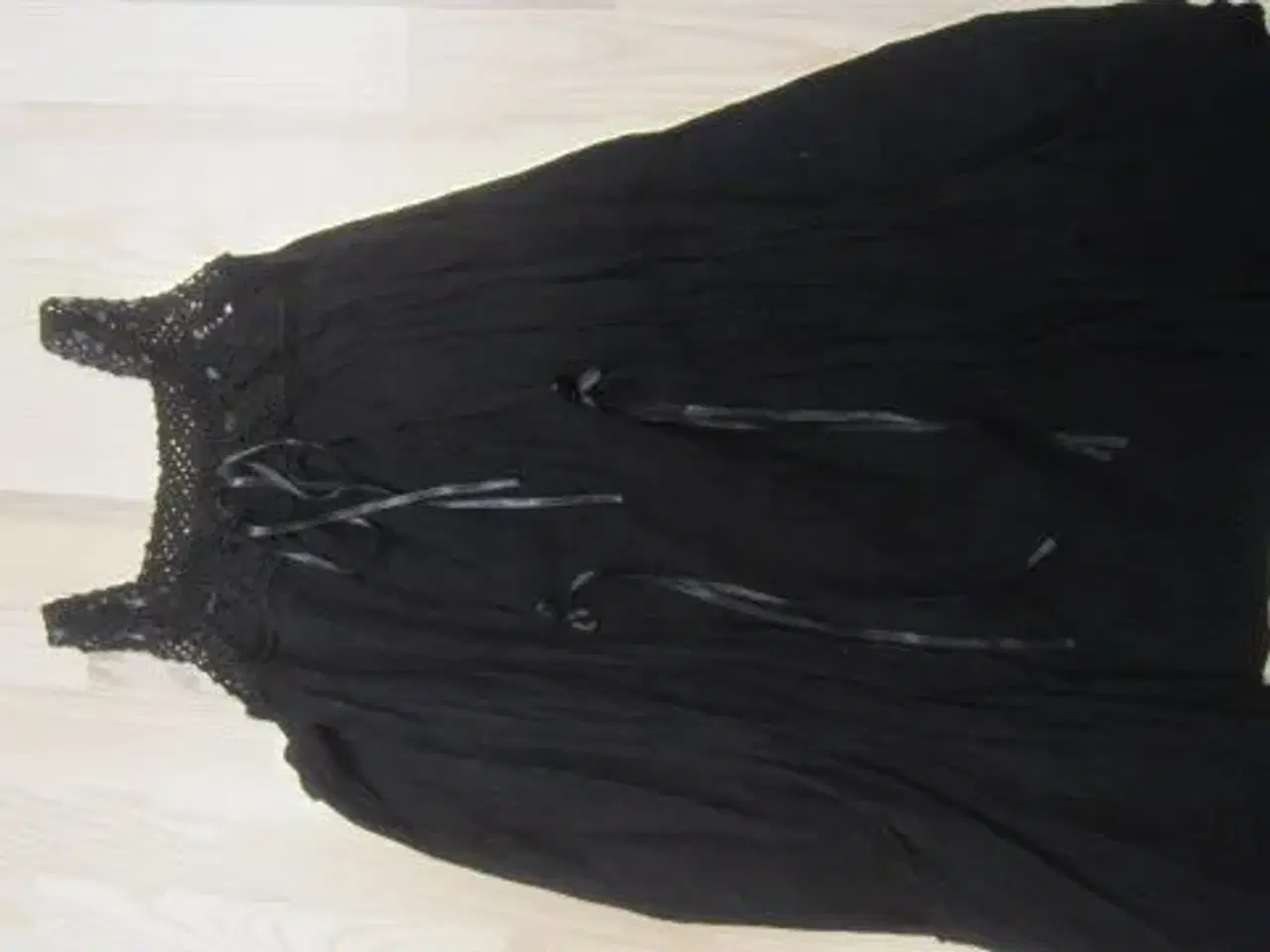 Billede 1 - Str. M, sort anderledes kjole