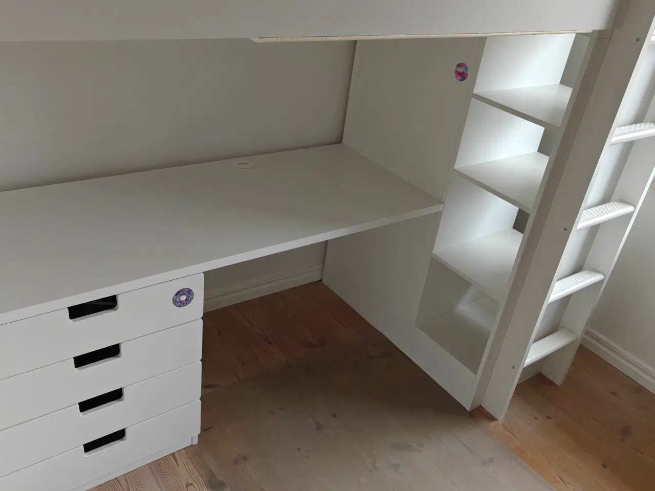 Billede 2 - SMÅSTAD højseng med 4 skuffer og skrivebord