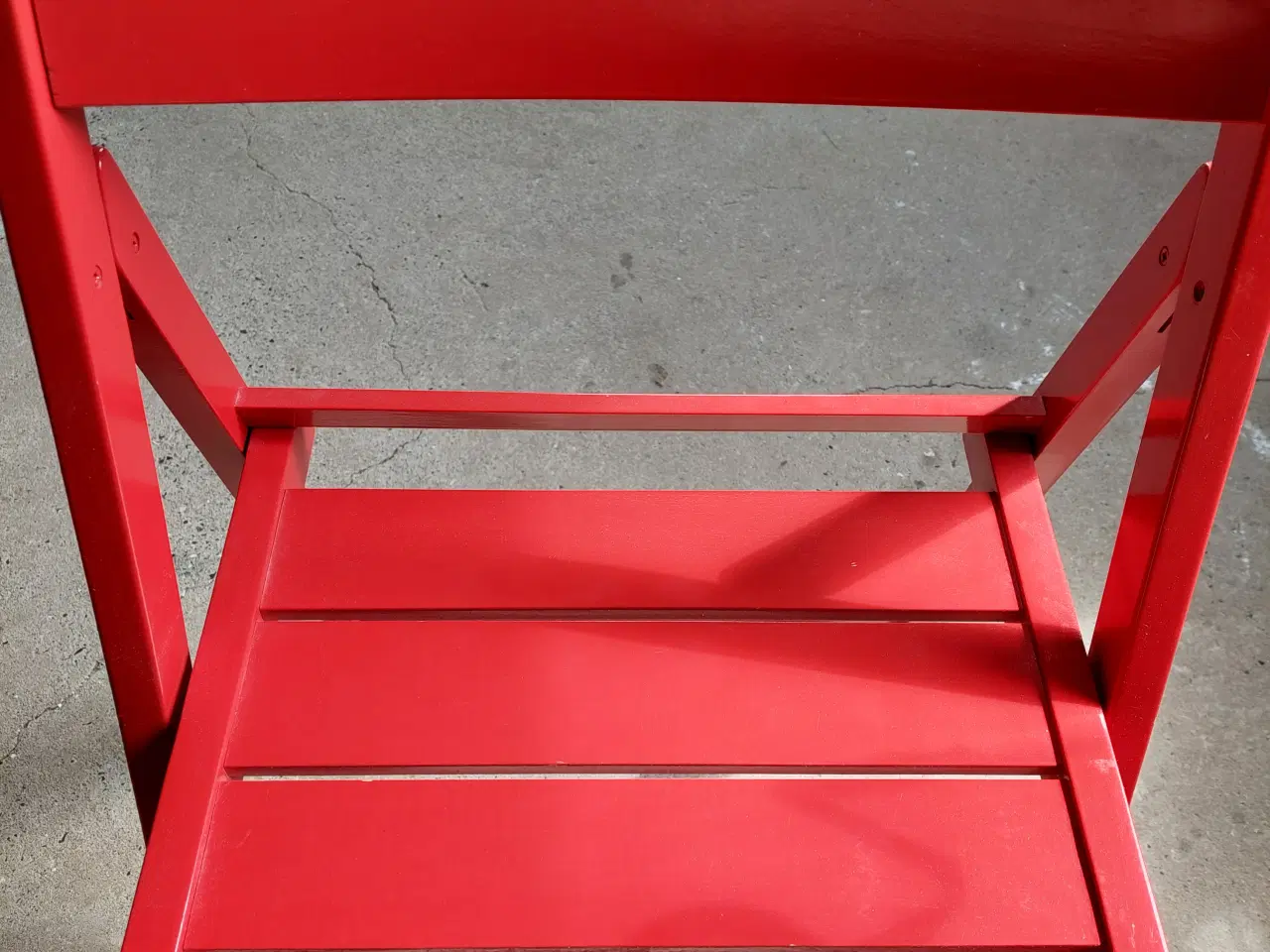 Billede 1 - Rød klapstol/træ til Børne værelset/kontoret