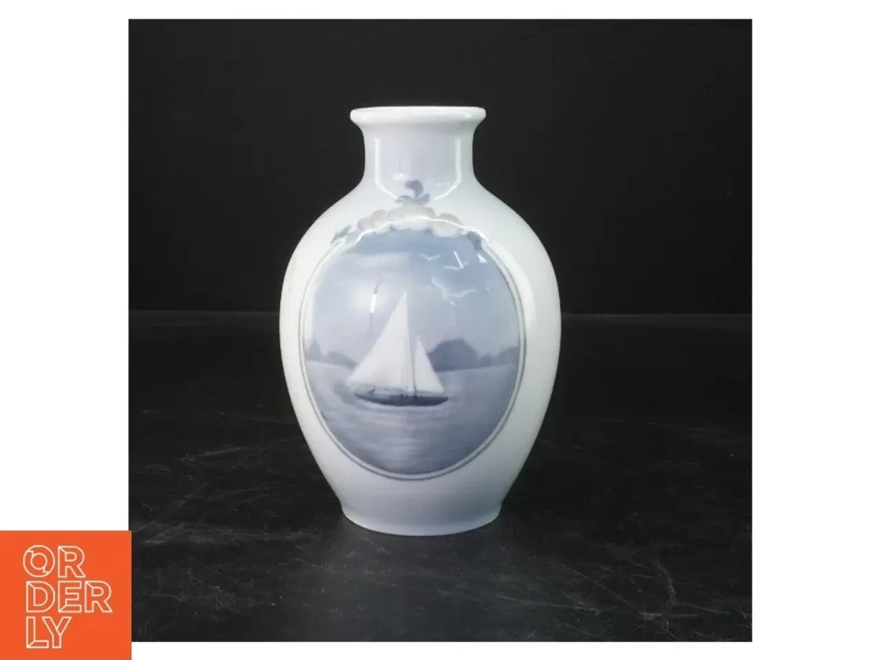 Billede 1 - Porcelæns vase med sejlskibsmotiv fra Royal Copenhagen (str. 17 cm)
