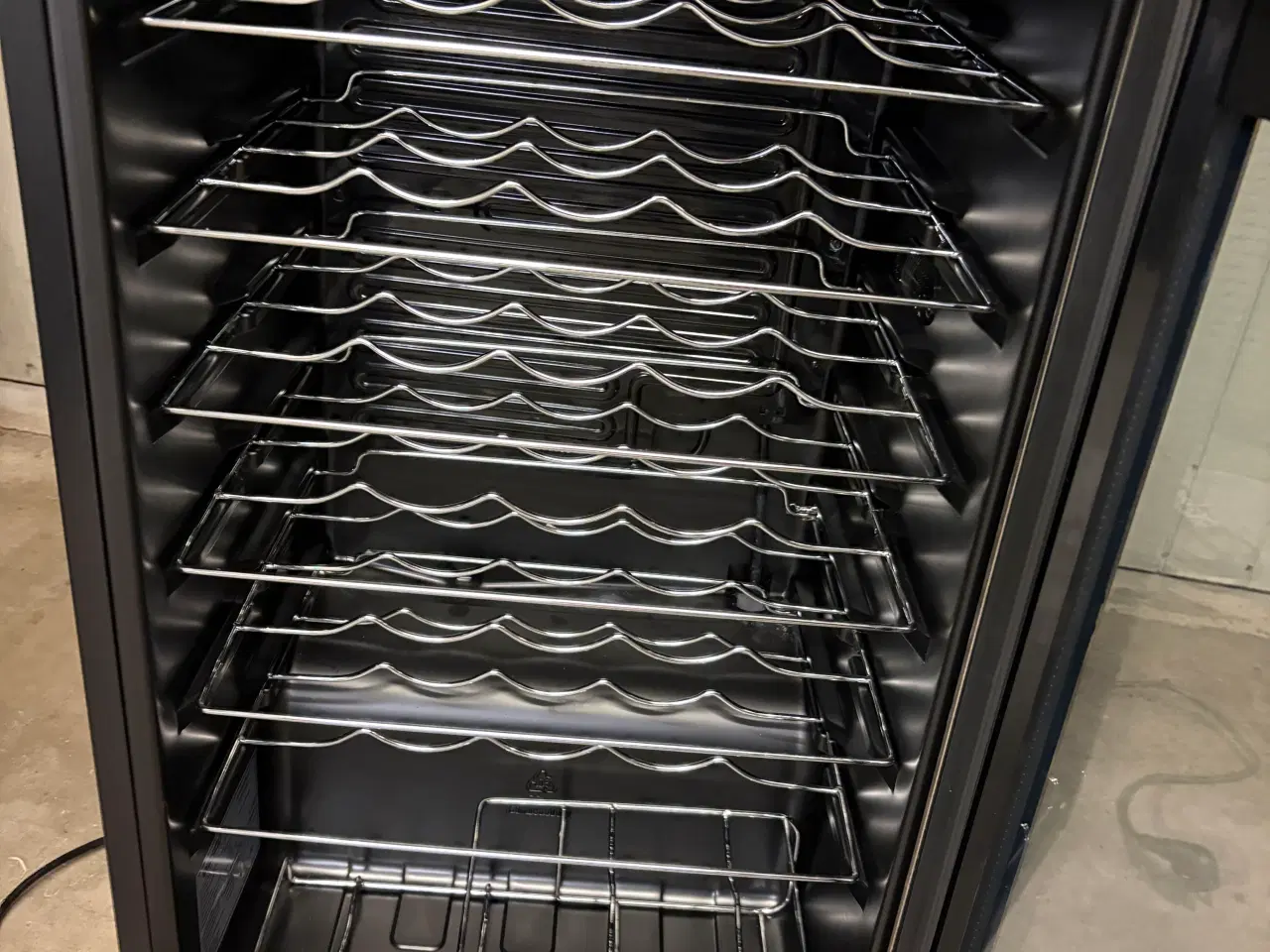 Billede 3 - Lækkert vinkøleskab