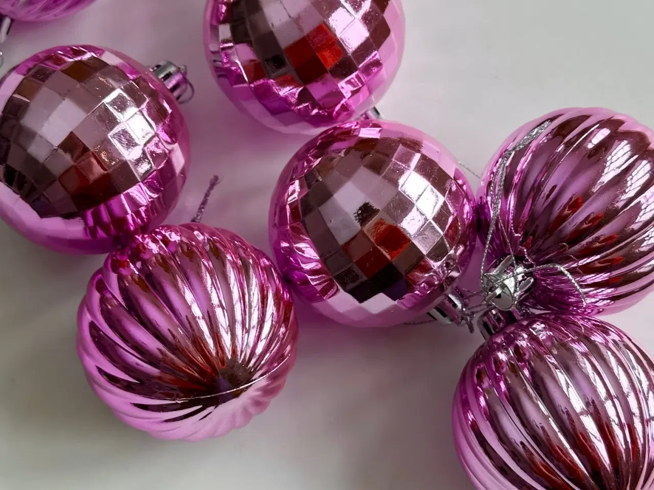 Billede 4 - Nyere julekugler, lyserød plast, 8 stk samlet