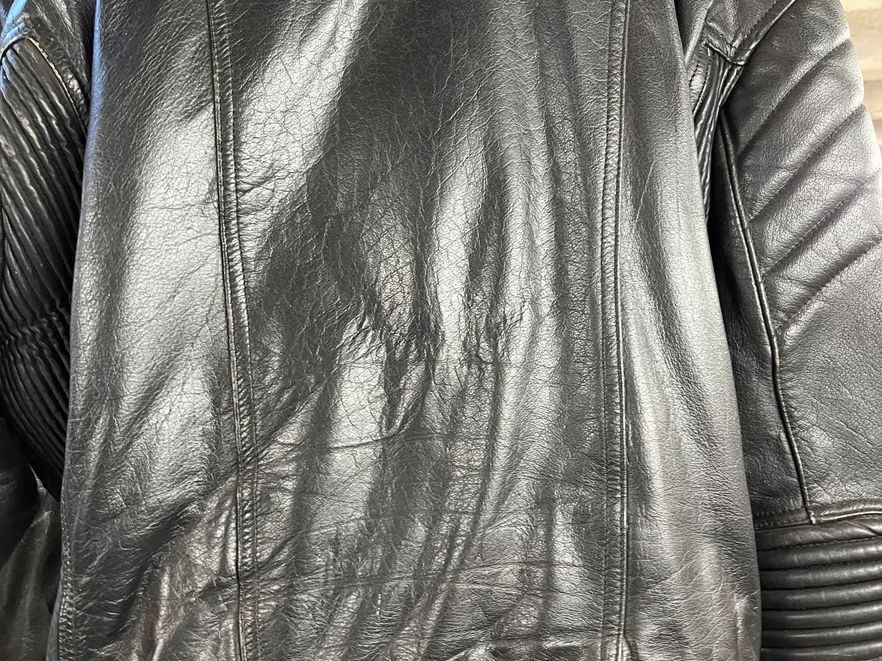 Billede 1 - Læderjakke og bukser.