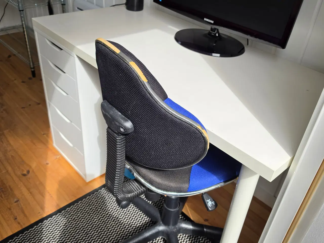 Billede 1 - Skrivebord med stol