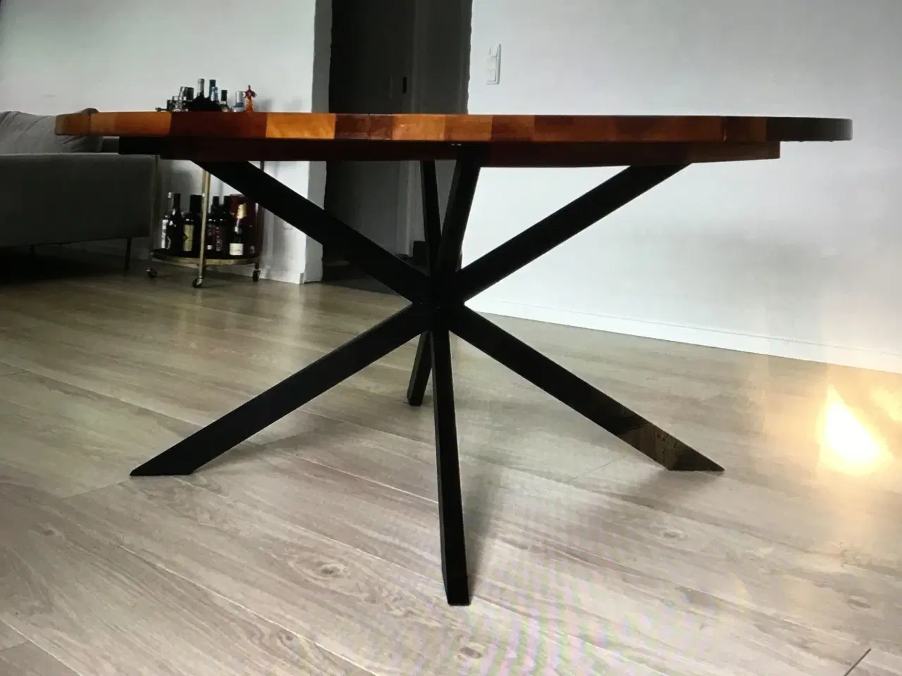 Billede 2 - Rund snedkerfremstillet spisebord,  massiv valnød.