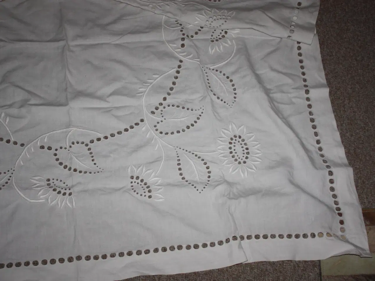 Billede 2 - Smuk gammel broderet dug 125 cm x 120 cm
