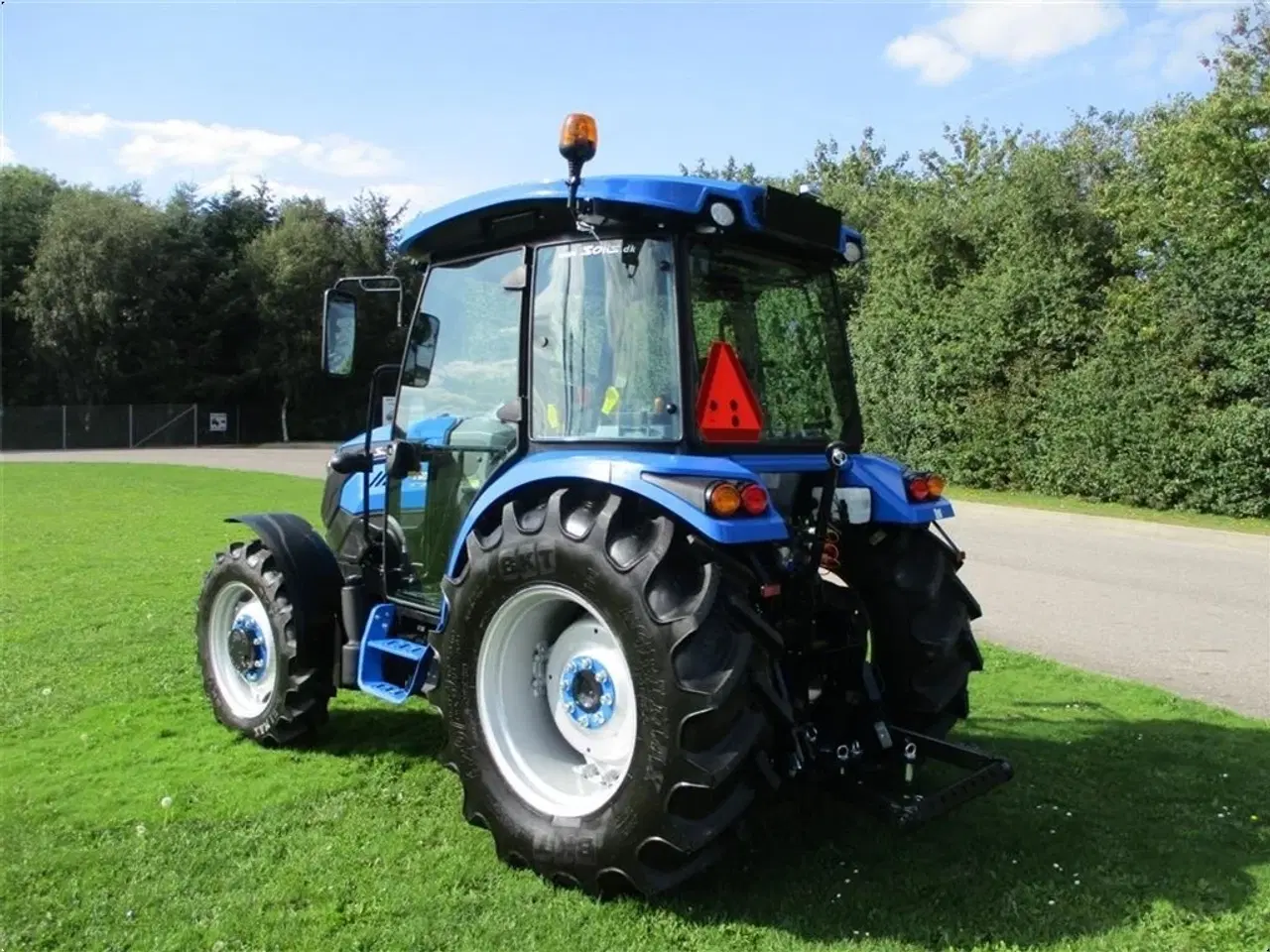 Billede 3 - Solis 60 Med Lukket kabine, klima anlæg og vendegear på. En virkelig lækker traktor til små penge.