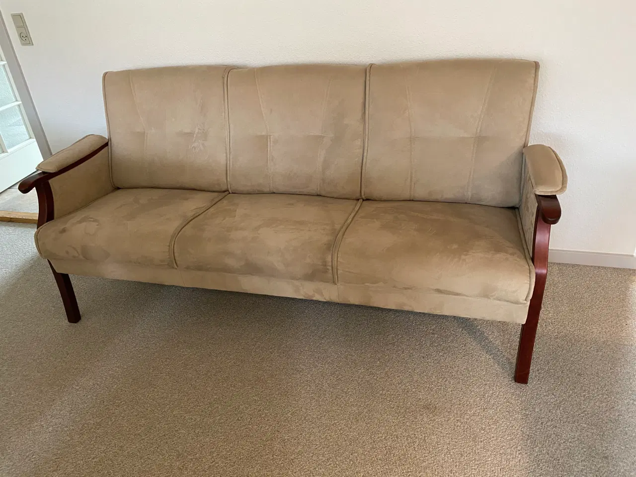 Billede 1 - Sofa med tæt velourstof. 