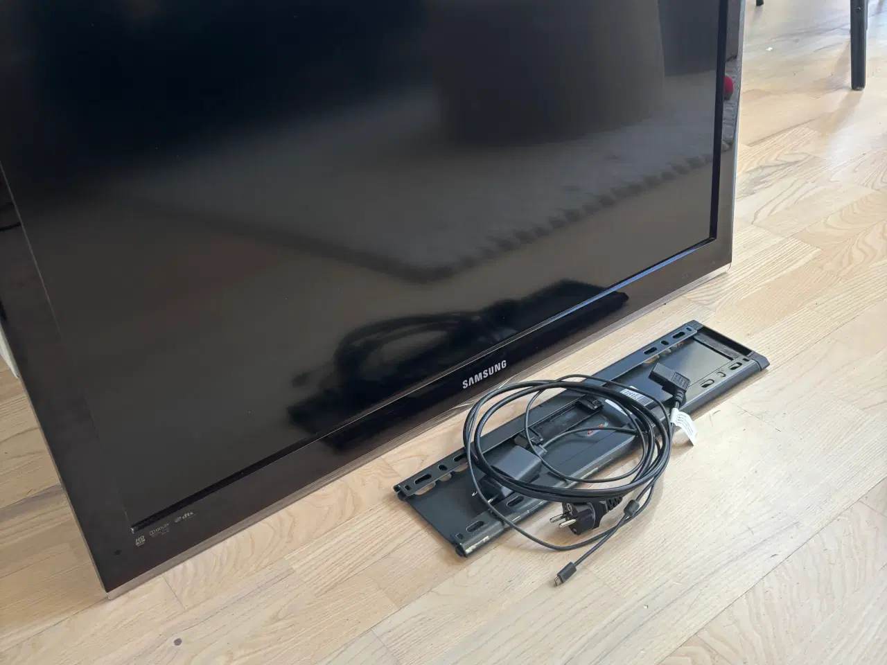 Billede 1 - Fladskærm med tilhørende chromecast