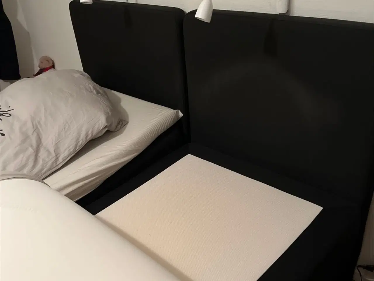 Billede 5 - TEMPUR elevationsseng (2 stk.)Begge incl. gavl.