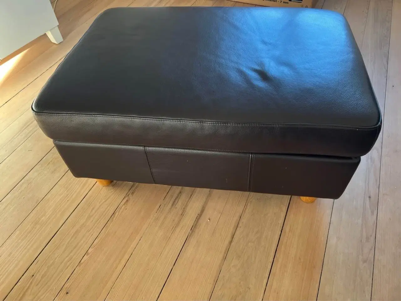 Billede 3 - Mørkebrun lædersofa med puf