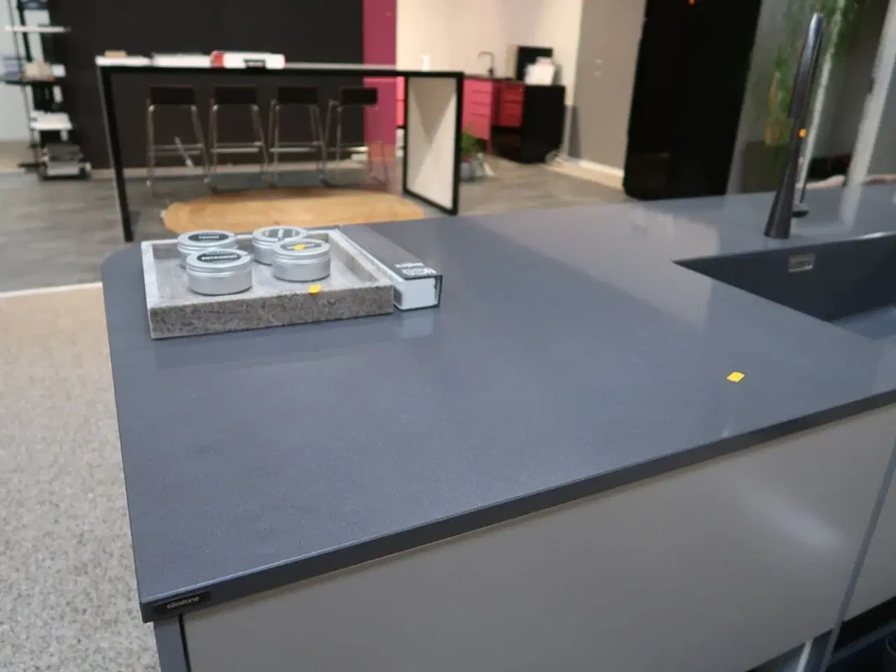 Billede 26 - Køkken NORDANRO uden hårdehvidearer/armatur med stenbordplade SILESTONE
