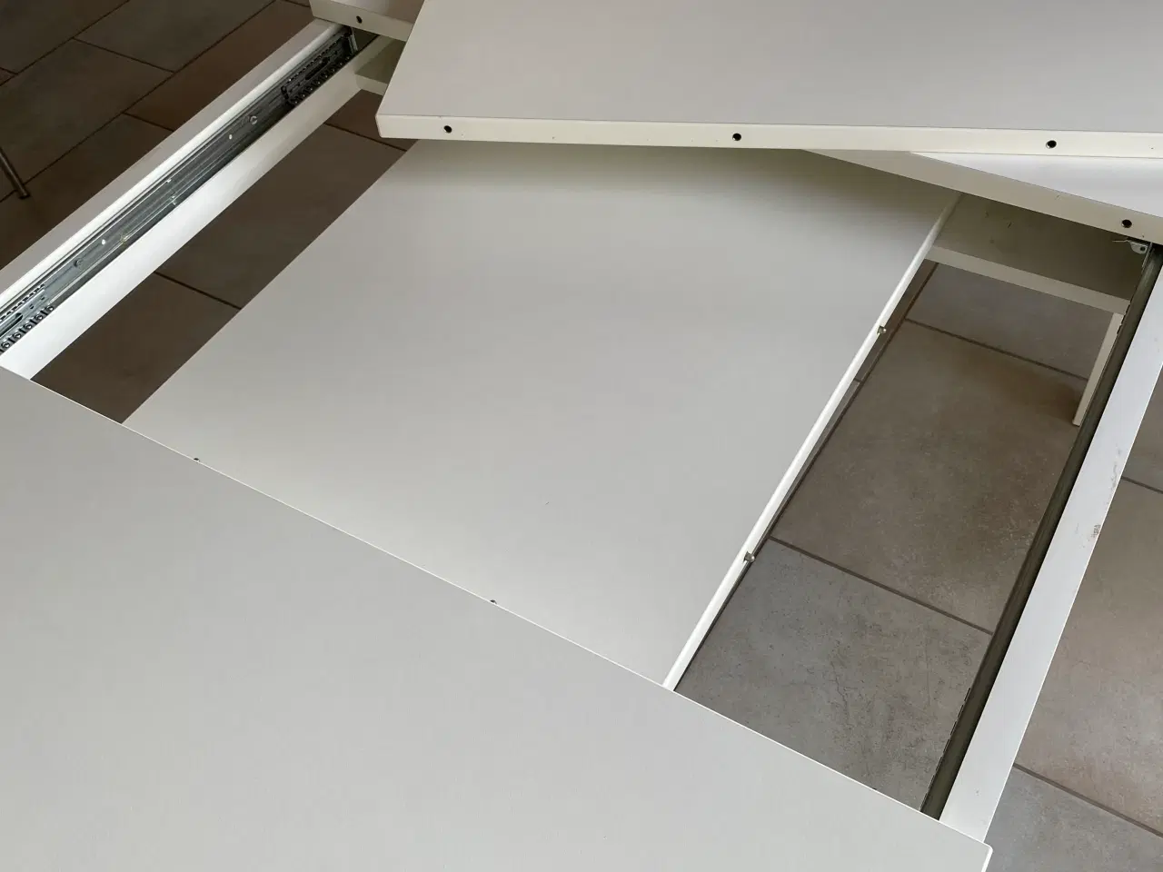 Billede 5 - Hvidt spisebord med 2 tillægsplader