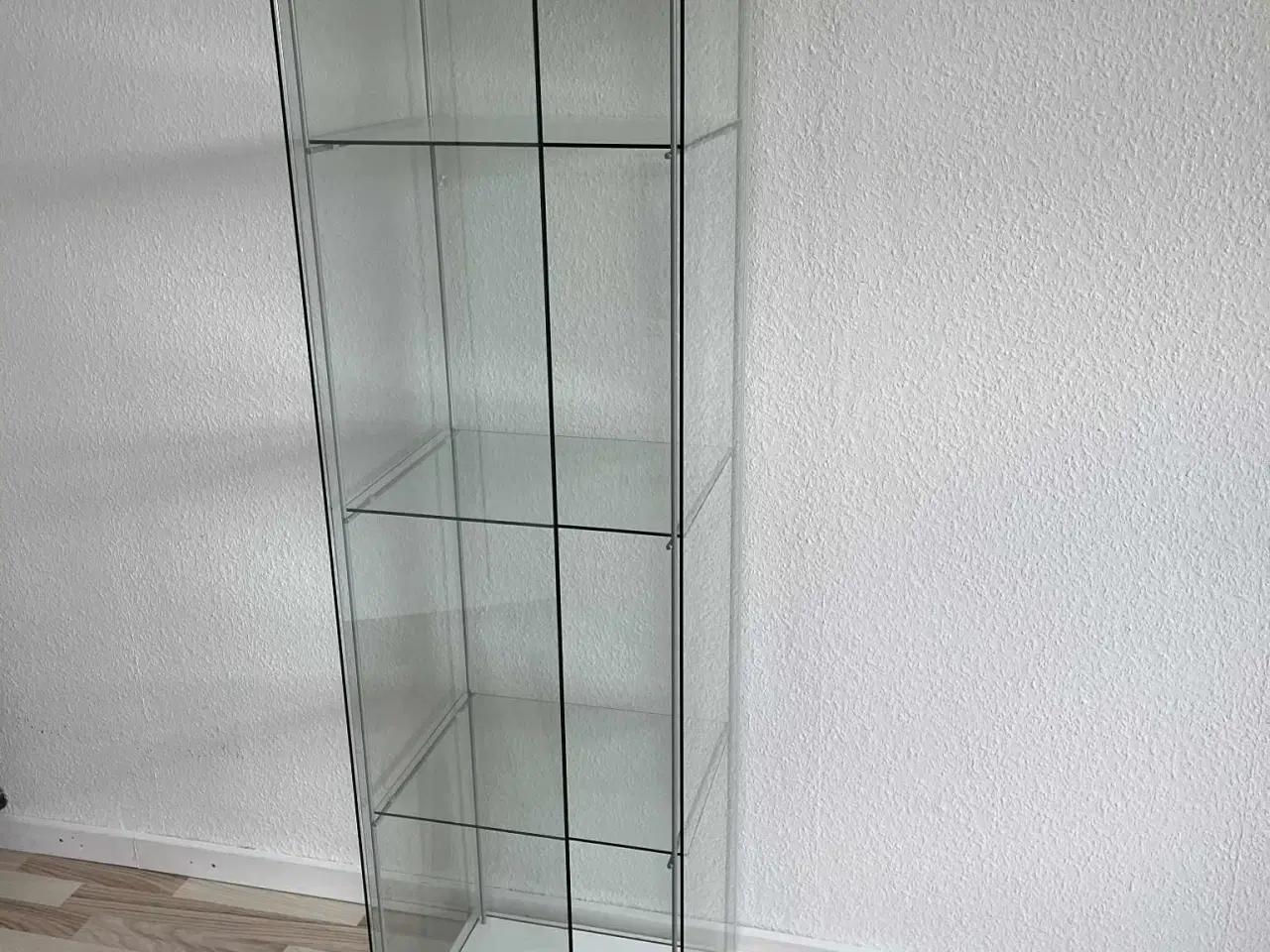 Billede 2 - Opbevaringsskab m. 3 hylder af hærdet glas - hvid