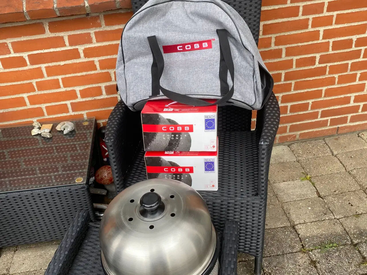 Billede 4 - Cobb gril med låg, 2 pakker briketter, taske