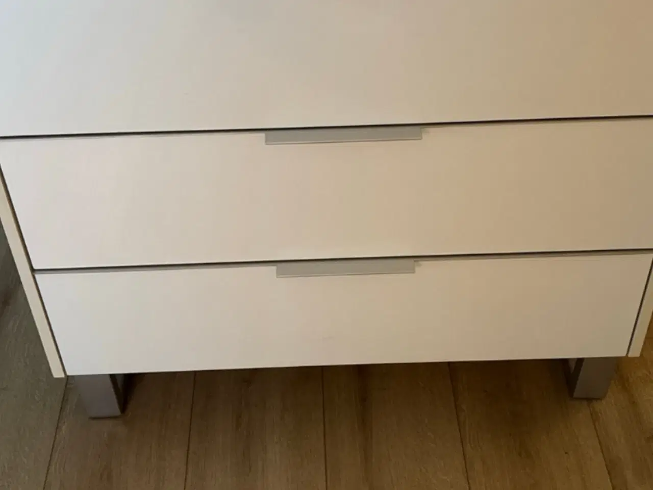 Billede 1 - Hvid kommode med 3 skuffer