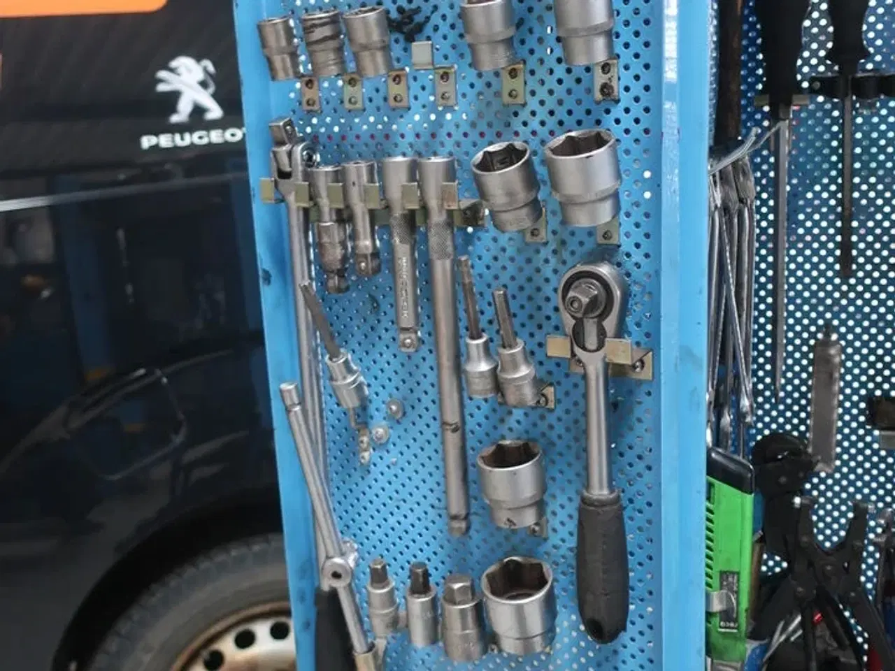 Billede 6 - Værktøjsskab med indhold