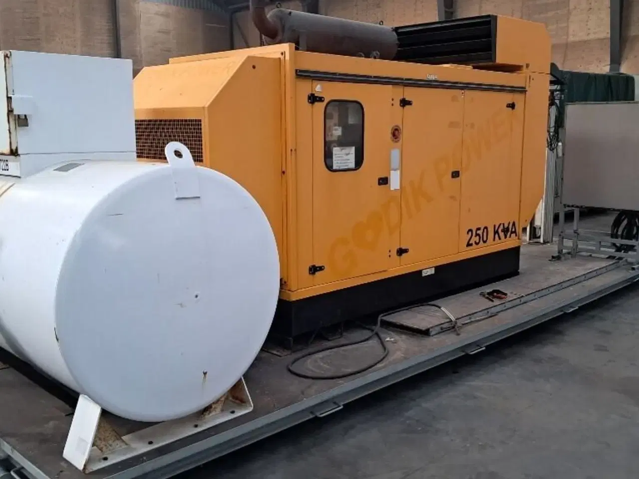 Billede 4 - Visa Komplet mobilt 250 KVA generator anlæg på lad med 2700L tank og byggetavle