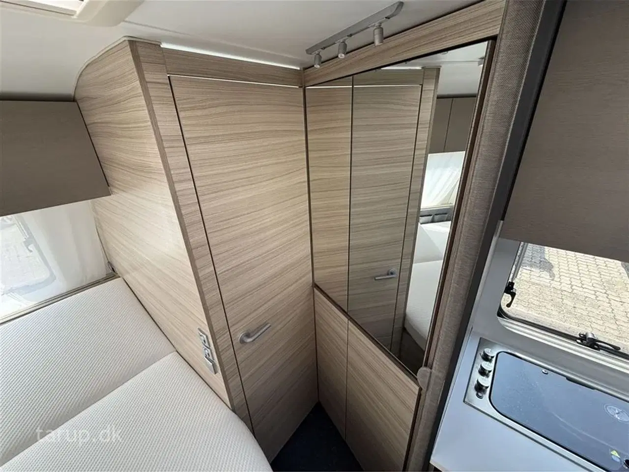Billede 17 - 2026 - Adria Altea 432 PX   Dobbeltseng, Truma blæservarme, gulvvarme, 90 l. køleskab m/ fryser, hjulafdækning, stabilisator