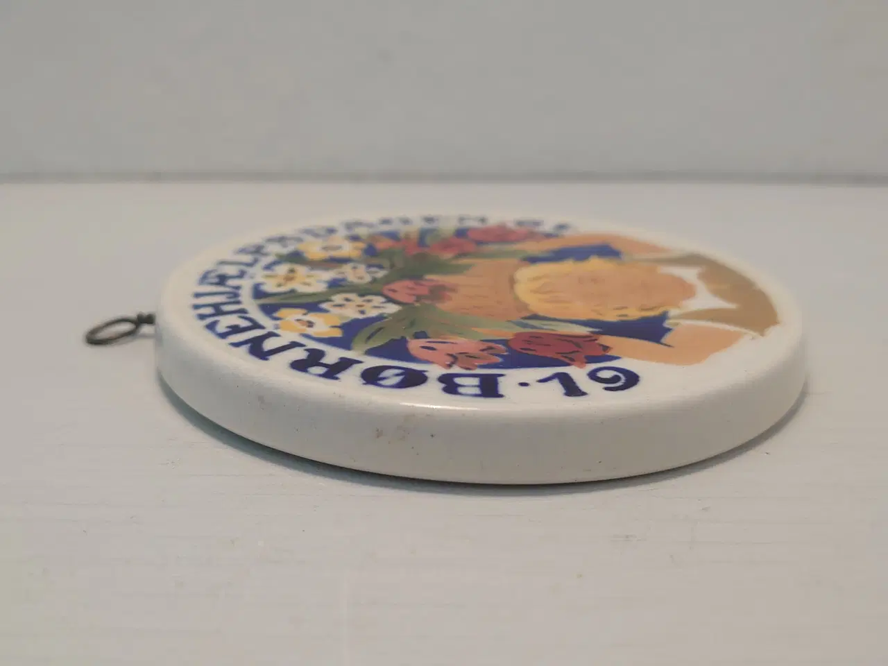 Billede 3 - Børnehjælpsdagen platte fra 1919. Diameter 9cm.