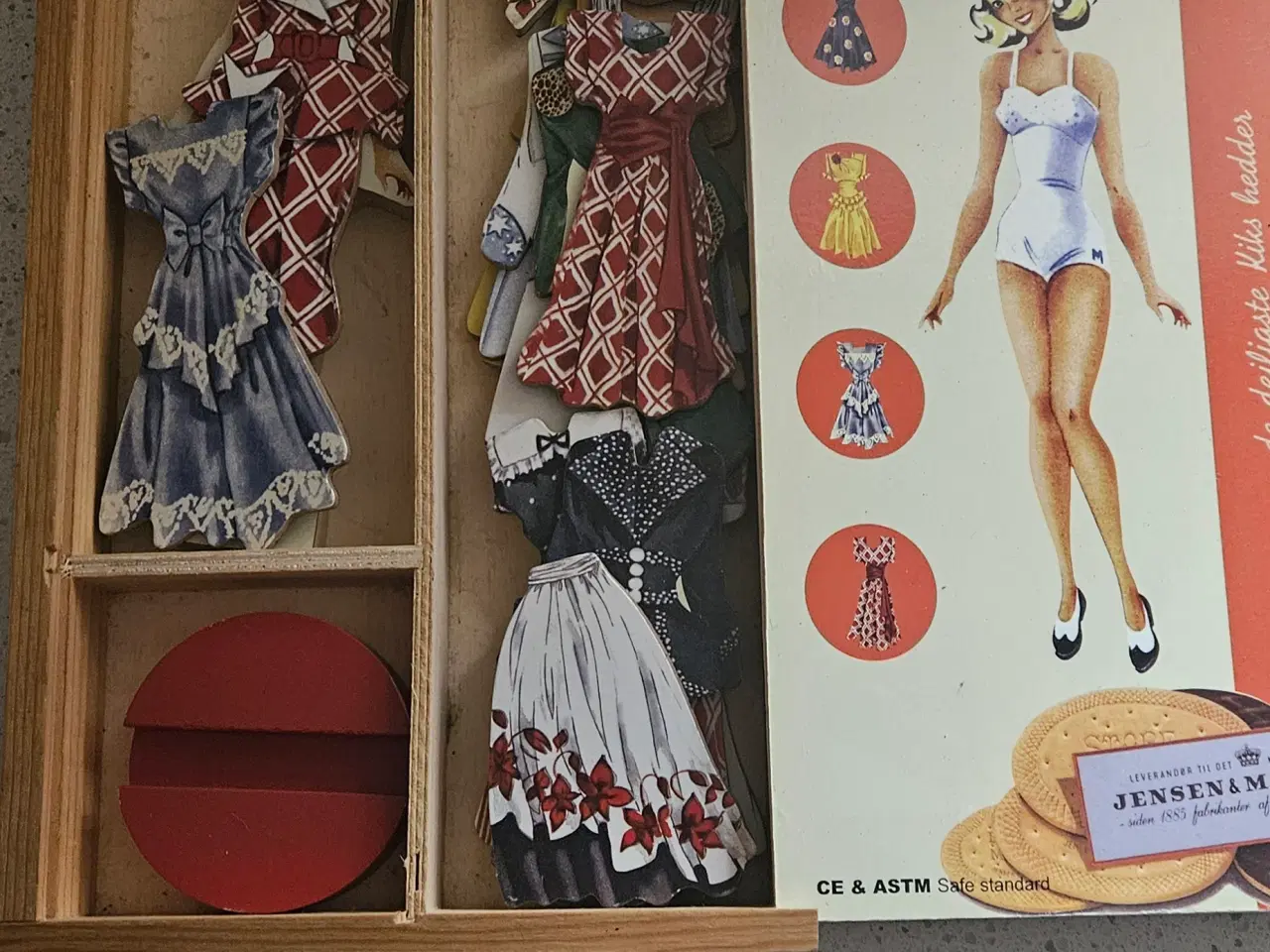 Billede 2 - Påklædningsdukke